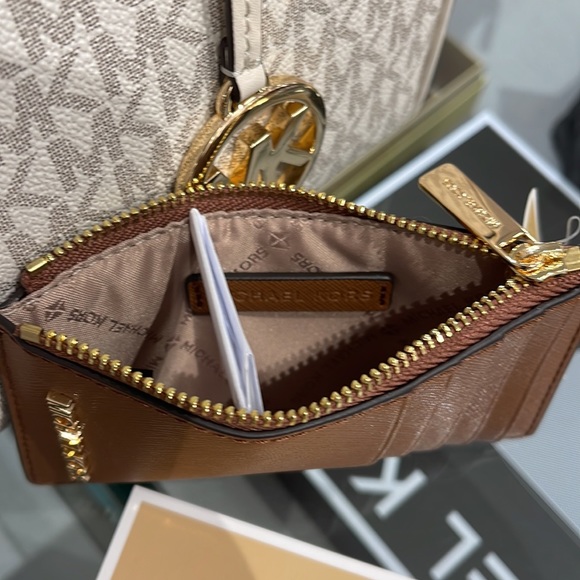 MICHAEL KORS
Jet Set Travel Medium Top Zip Leather Card Case Wallet 
Luggage
NWT - Picture 9 of 16